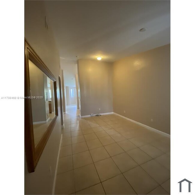 Building Photo - 1656 SE 29th Ct