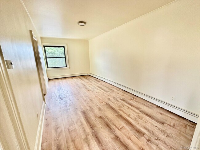 Foto del edificio - 918 Hempstead Turnpike