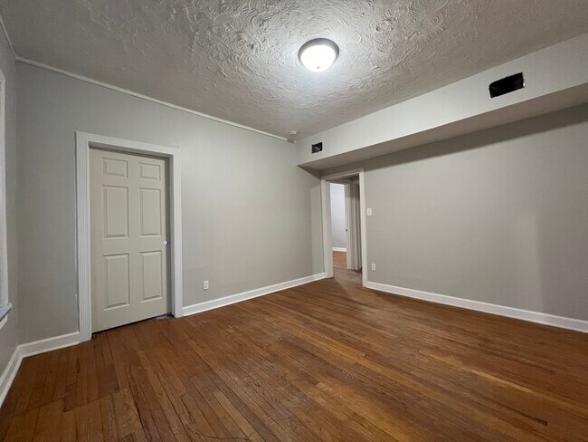 Foto del edificio - 2707 E 78th St