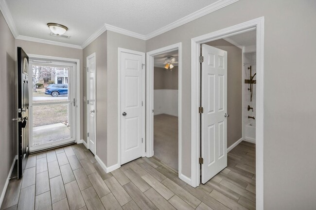 Building Photo - Move-In Ready 3BR Home with Screened Porch & Fenced Yard in the Heart of Lexington – $1,850