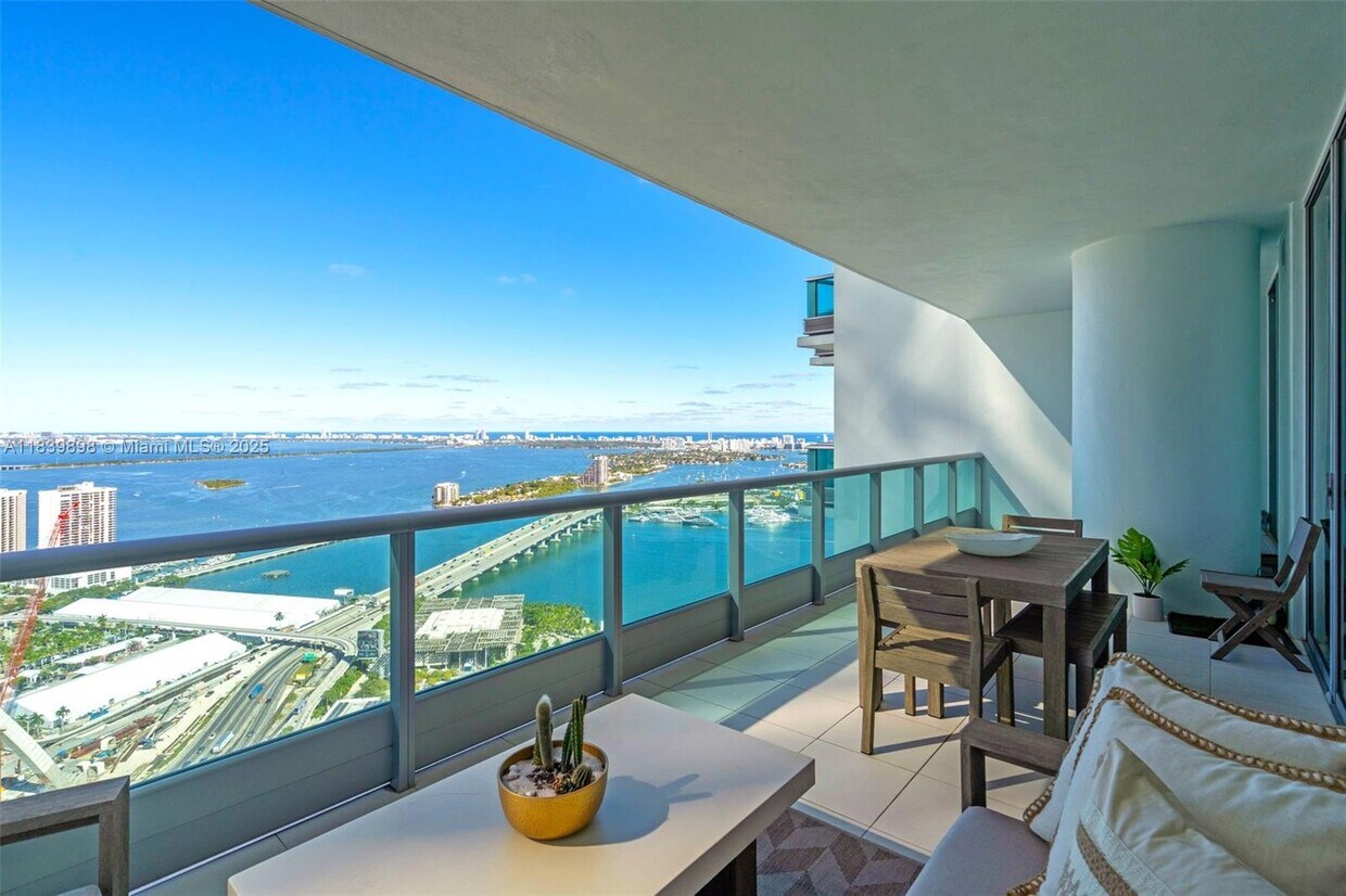 Primary Photo - 900 Biscayne Blvd