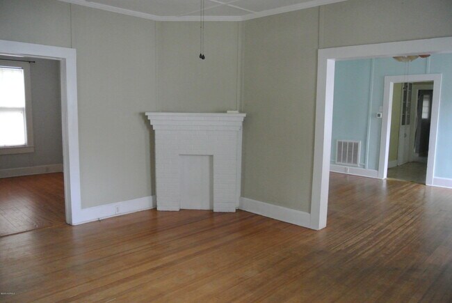 Building Photo - 211 Pollock St