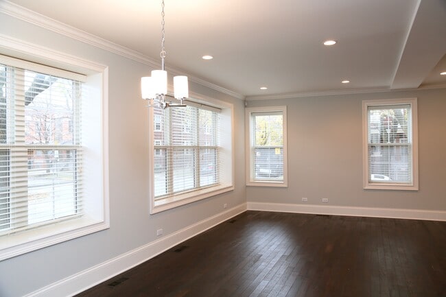 Foto del edificio - 2305 W Waveland Ave