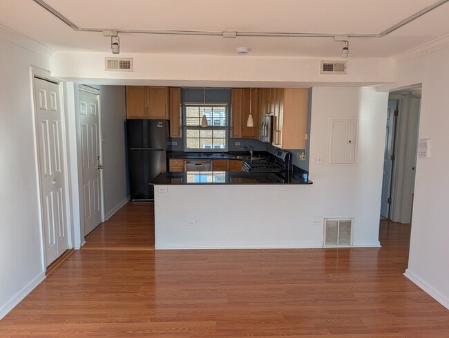 Building Photo - 733 Dobson St