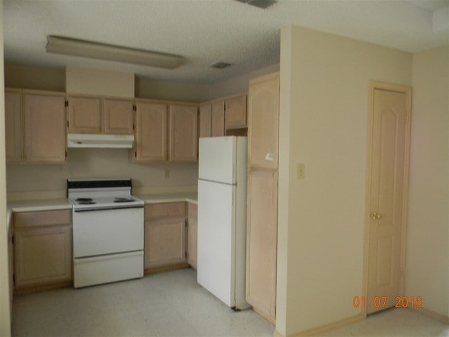 Building Photo - 409 N Mendiola Ave