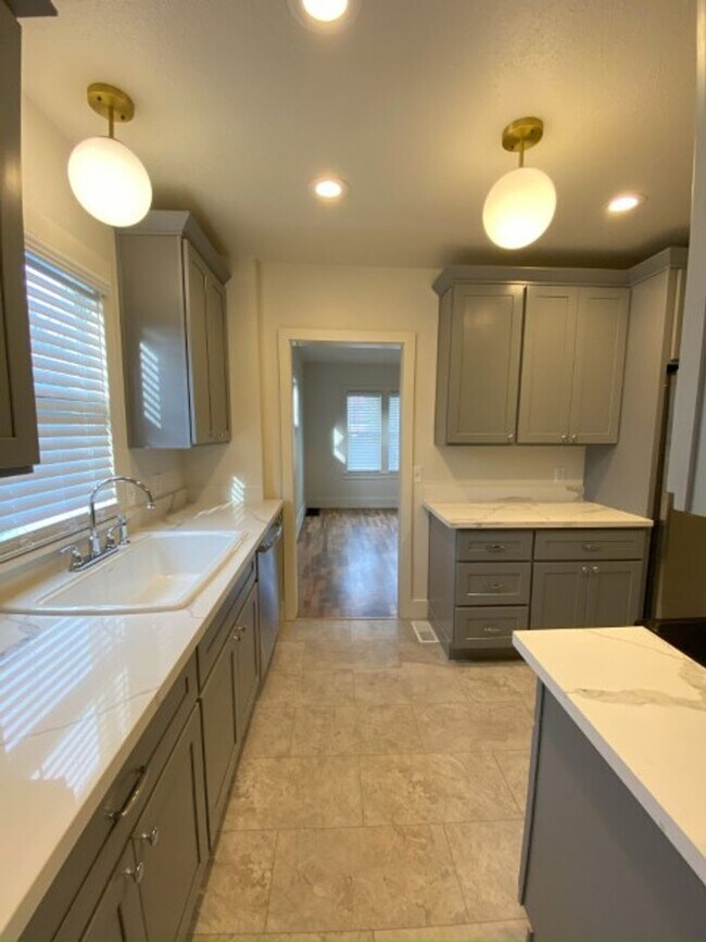 Building Photo - Central Tacoma 3 Bed 2 Bath 2 Story Home