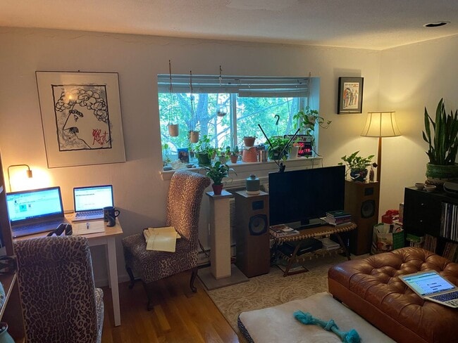 Building Photo - No Brokers Fee, Pets Friendly Unit, Recent...