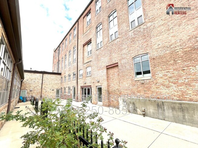 Building Photo - 3059 N Weil St
