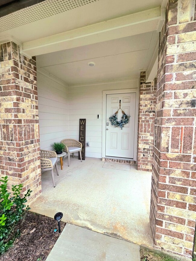 Building Photo - Open Concept 3 Bed 2 Bath