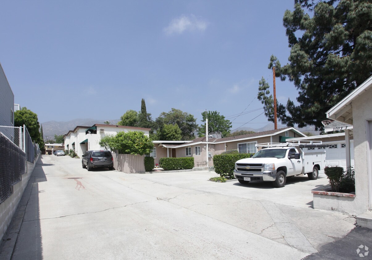 Foto principal - 3051-3055 3/4 Foothill Blvd