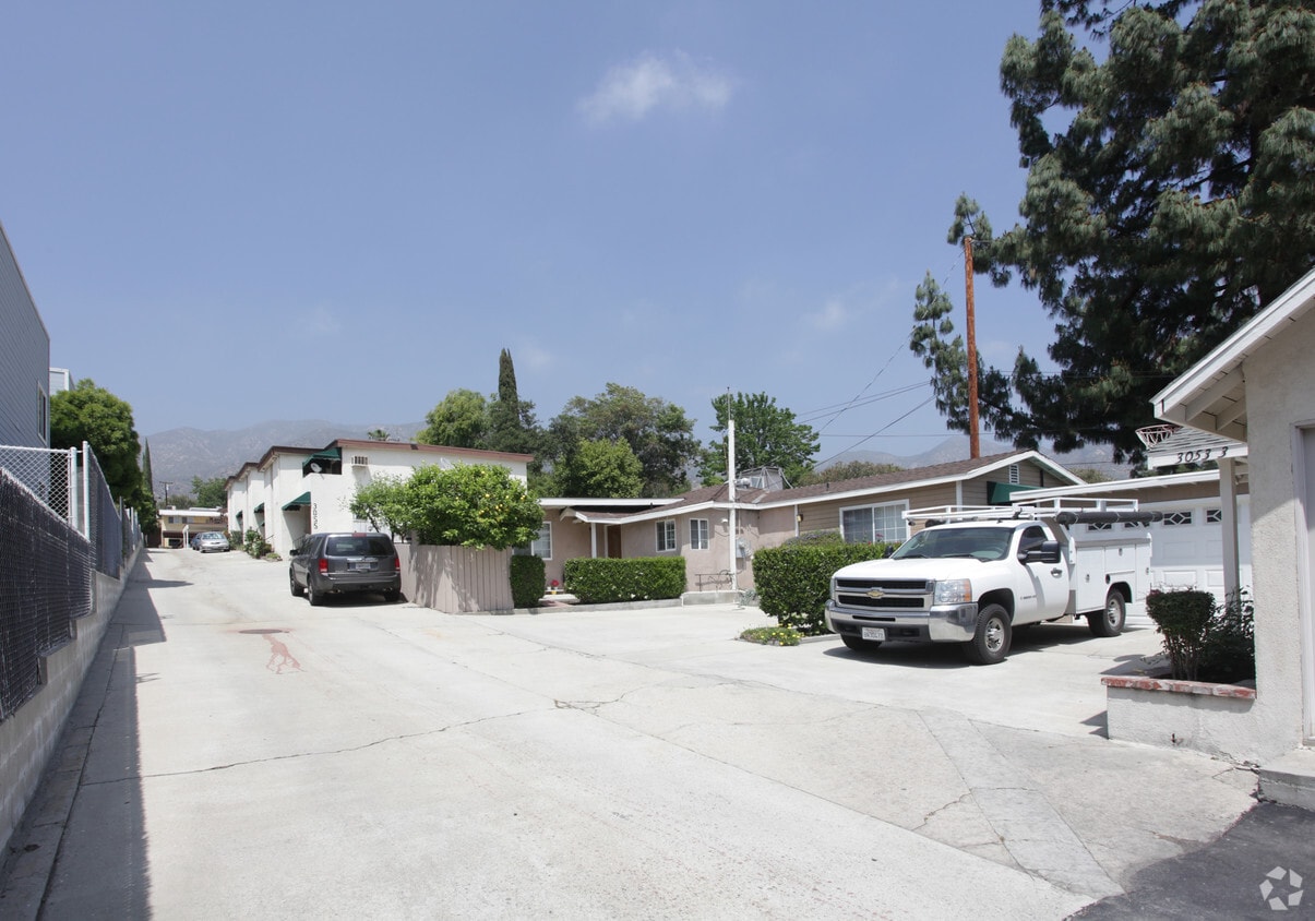 Primary Photo - 3051-3055 3/4 Foothill Blvd