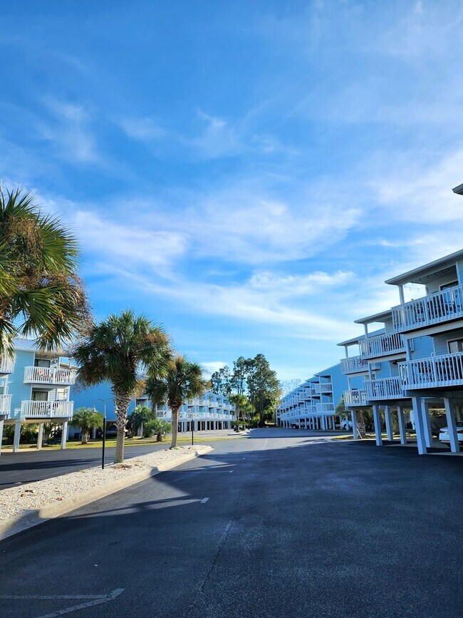 Building Photo - 2/2 Condo in Gated Community!