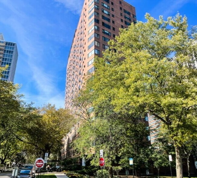 Foto del edificio - 3100 N Lake Shore Dr