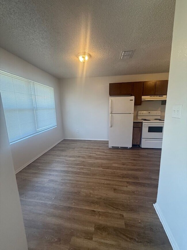 Foto del edificio - 2 Bedroom 1 Bathroom Unit in Quiet Fourplex!