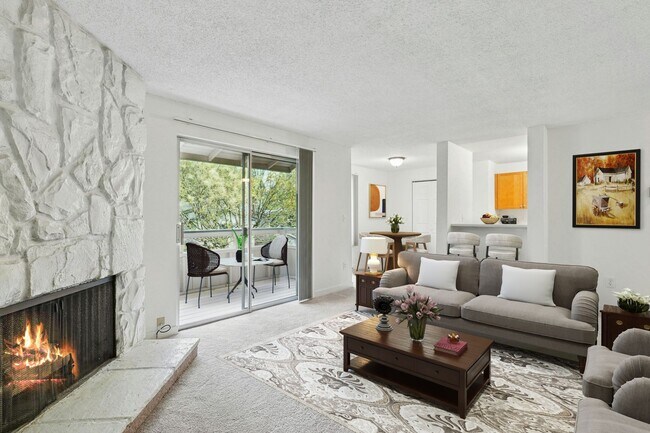 Building Photo - Well maintained 2 bedroom, 1 bath condo wi...