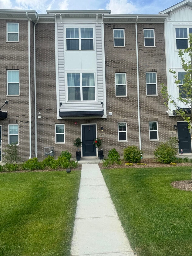 Primary Photo - 1052 E Oakton St