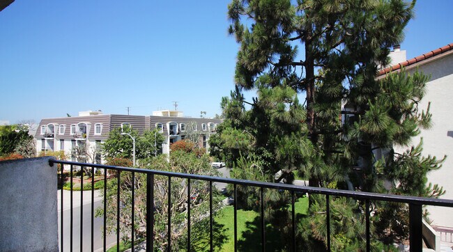 Building Photo - 8163 Redlands St