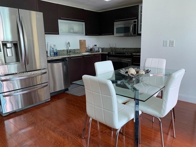 Building Photo - 950 Brickell Bay Dr