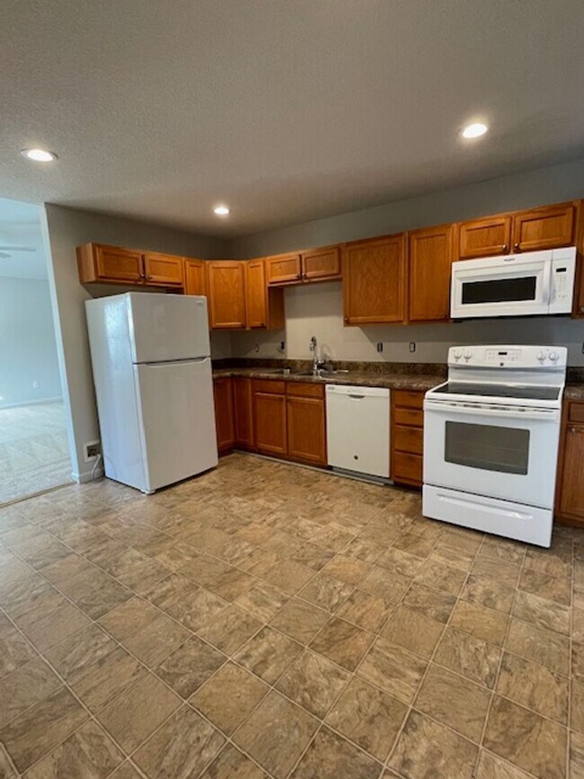 Foto del edificio - Single Story - 3 bedrooms, 2 baths, spacious living room, kitchen & a 2 car garage, located on a ...