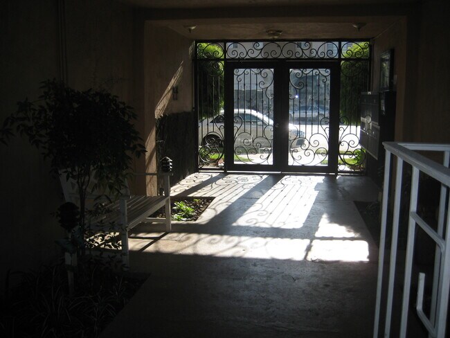 Foto del edificio - 5130 Woodman Ave