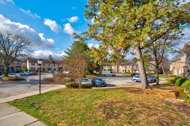 Foto del edificio - 811 Kings Croft Dr