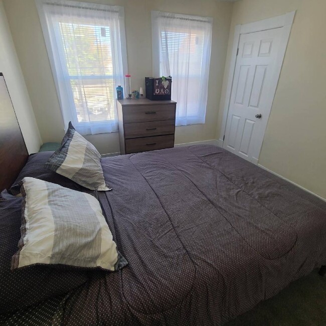 BedroomSuper - 33 Brook St