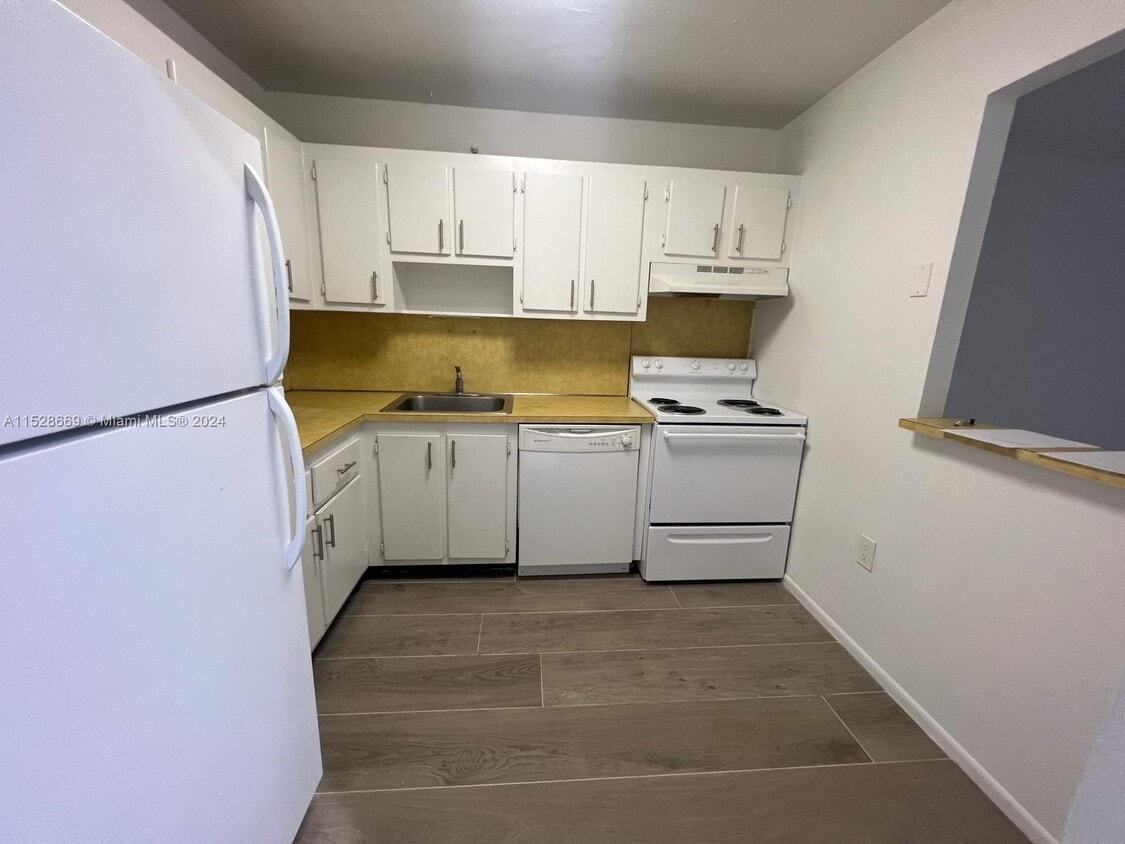 Foto principal - 16851 NE 23rd Ave