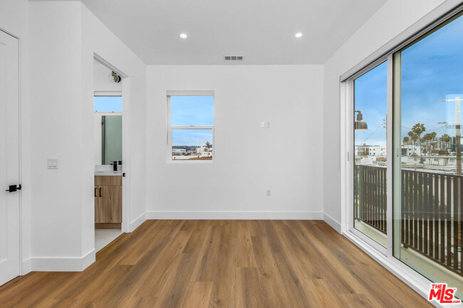 Foto del edificio - 5722 Fulcher Ave