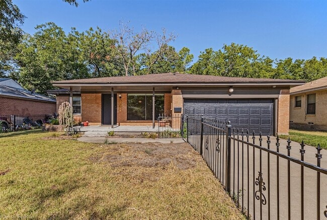 Building Photo - 1351 Dell Oak Dr