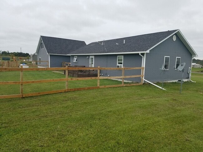 Building Photo - Beautiful 3 bedroom home with 2 full baths