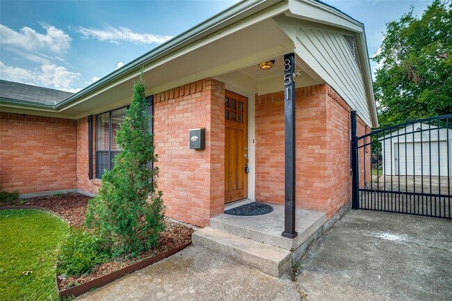 Building Photo - 851 Peavy Rd