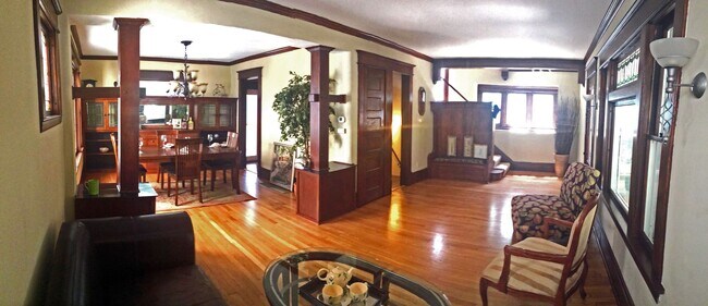Building Photo - SINGLE FAMILY HOME! Great Location! Laundr...