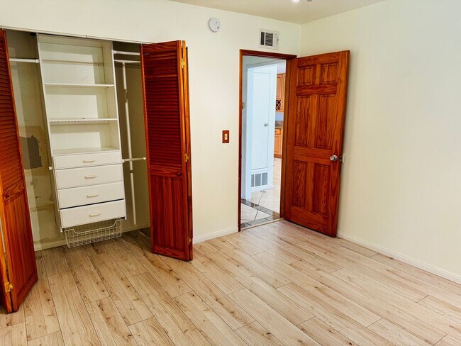 Foto del edificio - 2/1 Townhome with 2 car attached garage & ...