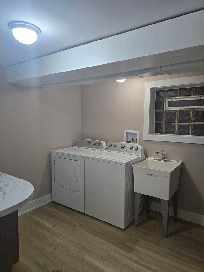 Foto del edificio - 8511 Parkside Ave