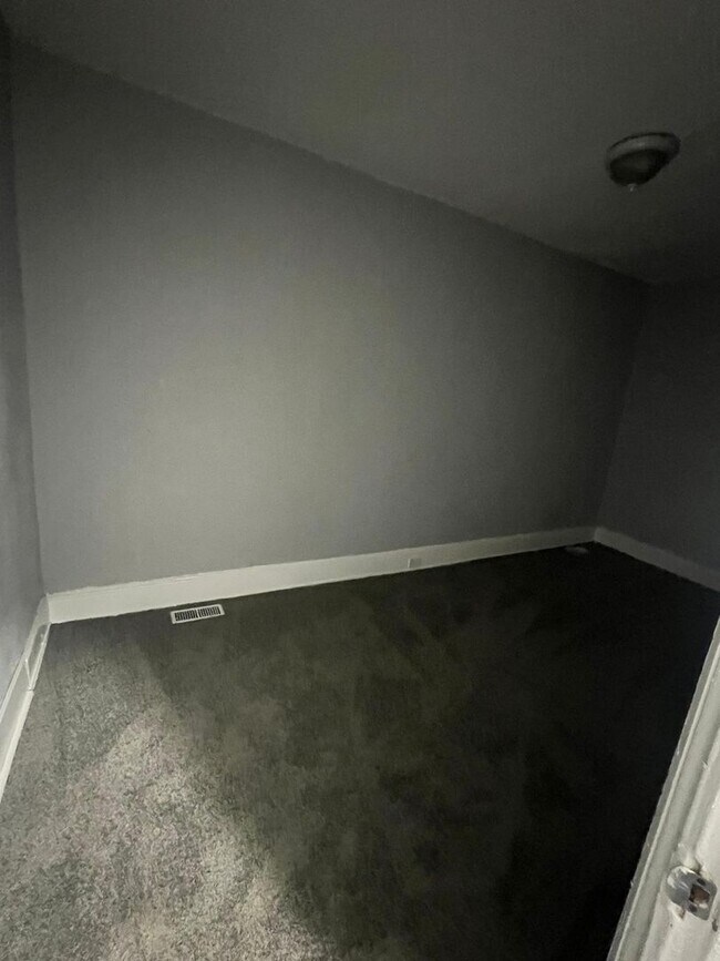 Foto del edificio - Four Bedroom One Bathroom Unit Recently Re...