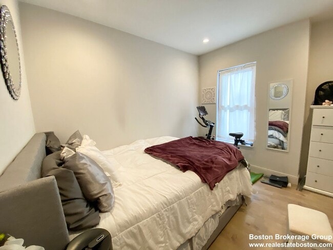 Foto del edificio - Renovated 4 Bed/2 Bath w/ In-Unit Laundry ...