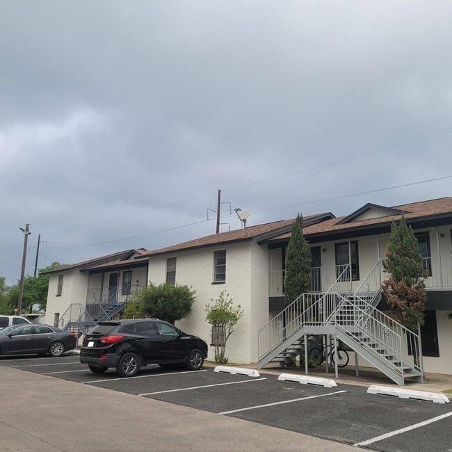 Building Photo - Your New 2-Bedroom Home Awaits at Live Oak Apartments