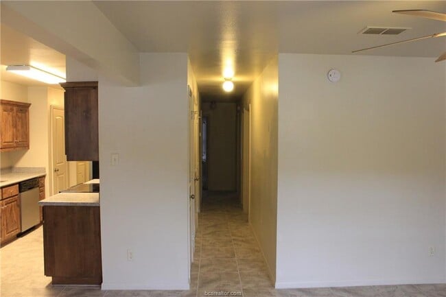 Building Photo - 905 Balcones Dr
