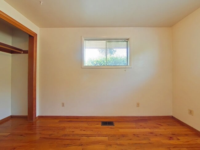 Foto del edificio - 2 Bedroom Duplex ~ Close to Campus ~ Cat F...