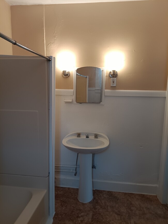 Building Photo - 1552 Lewis St