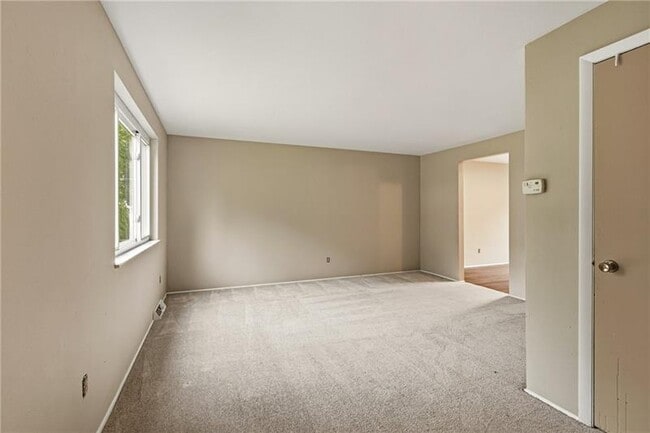 Building Photo - 498 Maple Rd