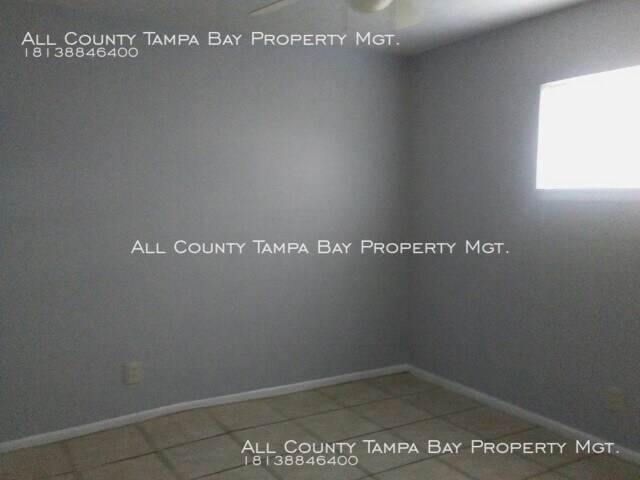 Building Photo - Charming  3 bedroom 1 bathroom apartment