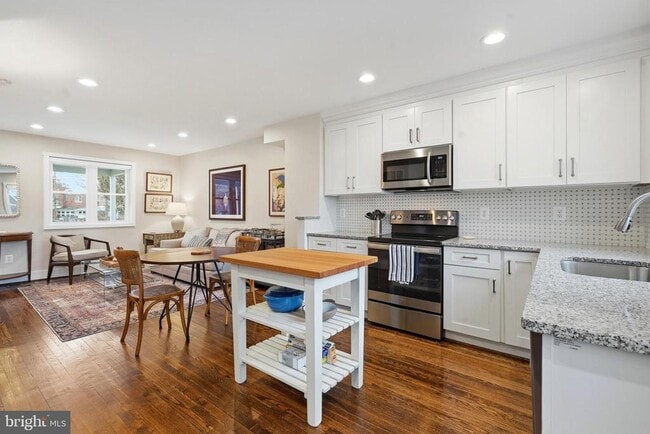 Building Photo - 19 Clifford Ave