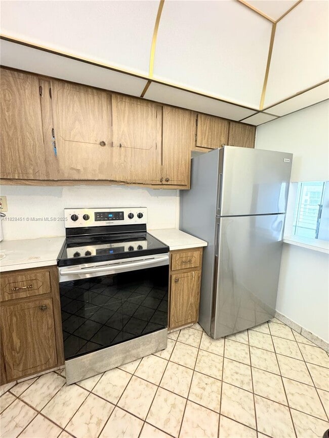 Foto del edificio - 8435 Sunrise Lakes Blvd