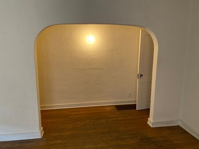 Foto del edificio - 1 Bedroom with Basement & Enclosed Yard