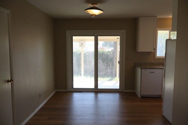 Foto del edificio - 1802 Hilltop Ct