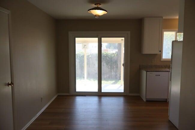 Building Photo - 1802 Hilltop Ct
