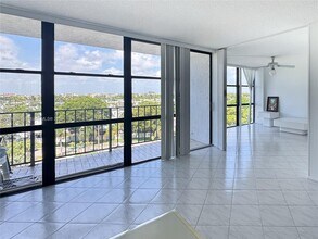 Building Photo - 1000 Parkview Dr