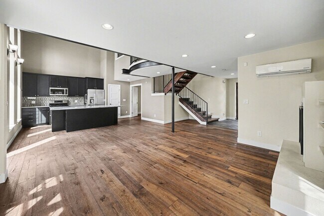 Foto del edificio - Stunning Luxury Home in Sunnyside **Move-In Special**
