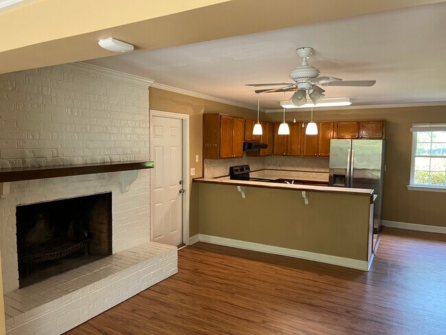 Building Photo - 2221 Salem Dr W
